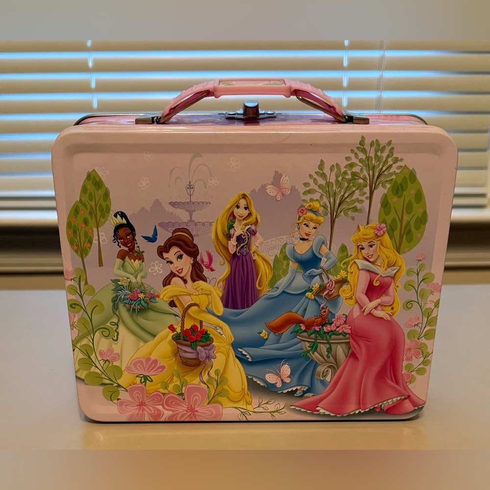 Tin Box Co. “Disney Princess Lunch Box” 2013 - Picture 7 of 14